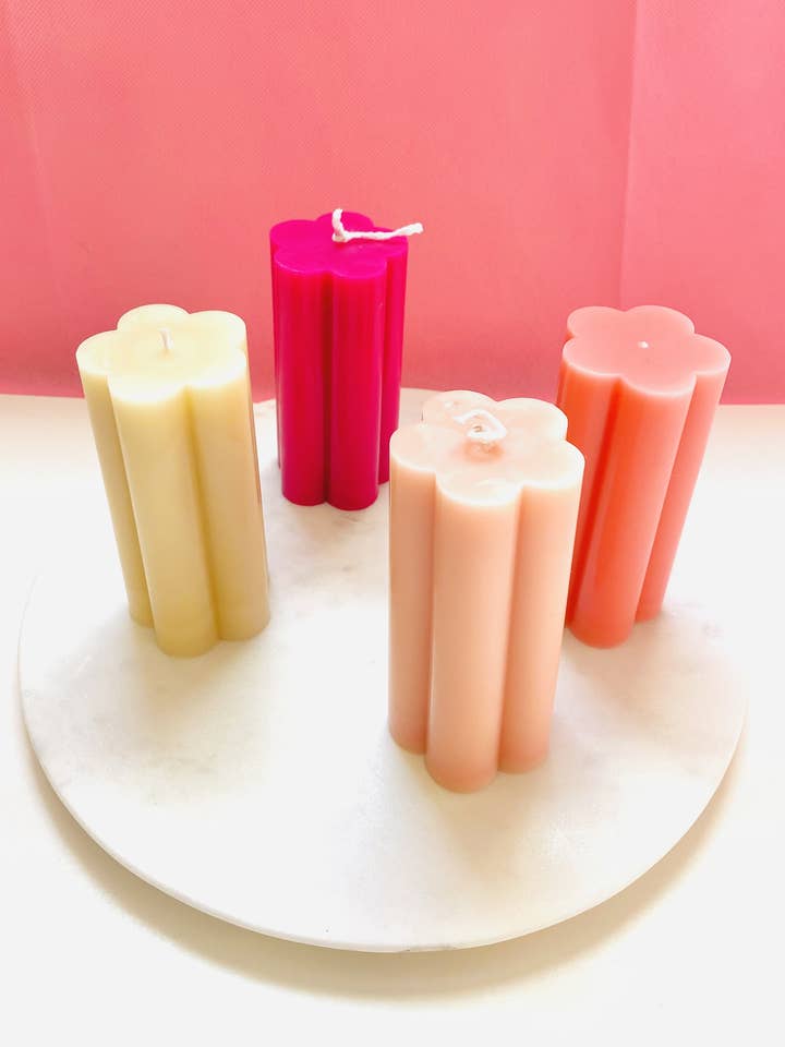 Bougie en cire d'abeille pilier fleur pour la vente par Maple + Love