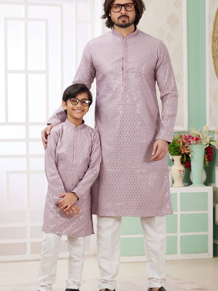 Paarse kunstzijde vader-zoon bijpassende combo Indo-Westerse traditionele sherwani lange kurta & pyjama pak voor bruiloft - borduurwerk. voor wholesale door HATKE BRIDE