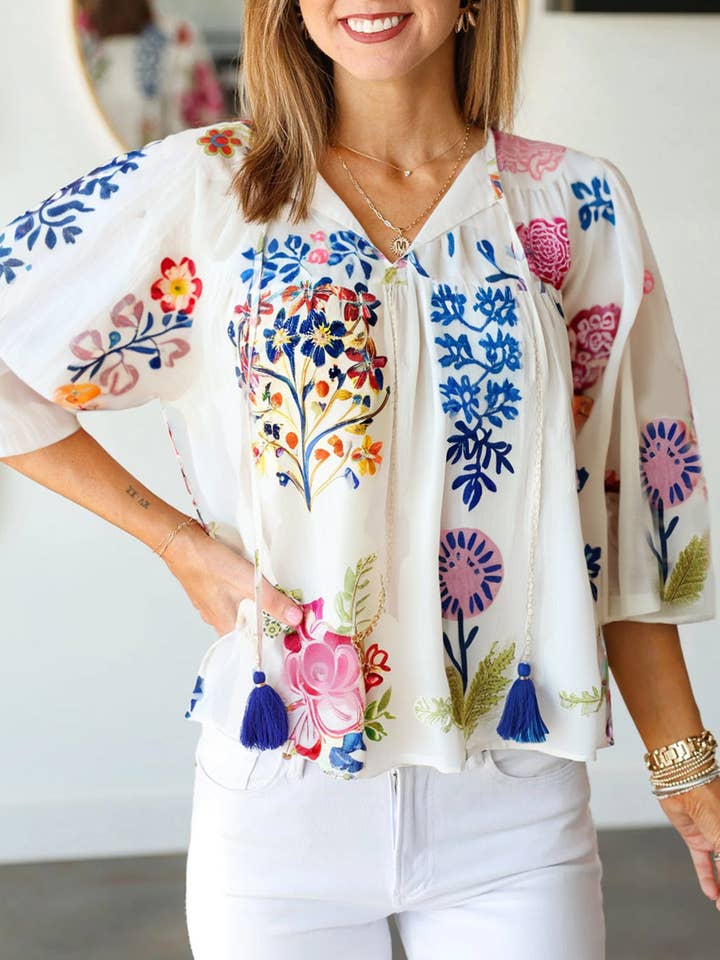 Vit blus med blommigt tryck, tofsband och fladdriga ärmar för wholesale av Lovesoft