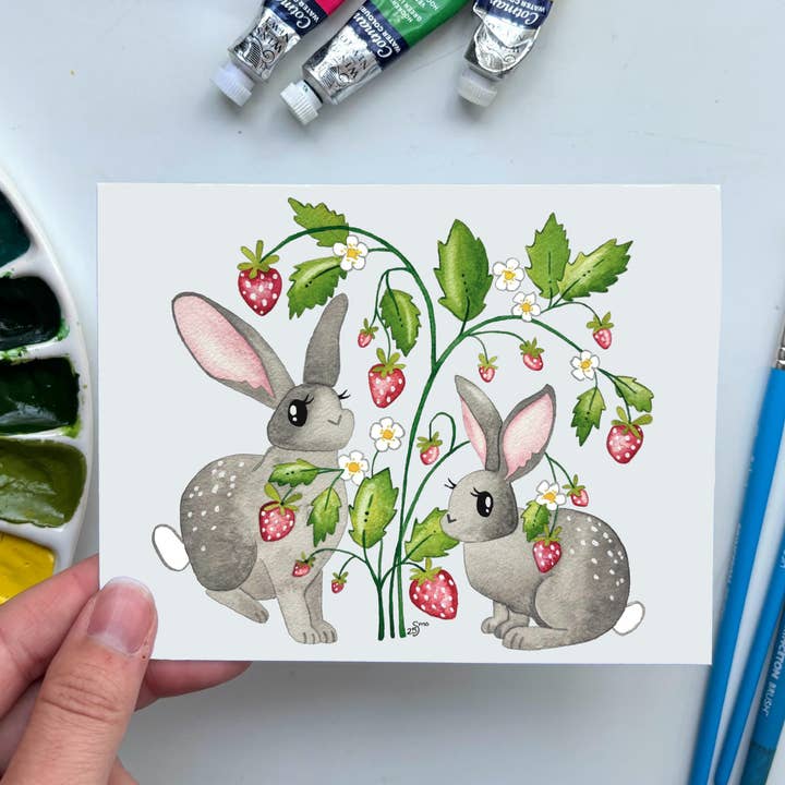 Cartão de Cumprimentos Coelho no Morango – Arte de Jardim de Coelho por atacado de Owlfeathers Watercolor
