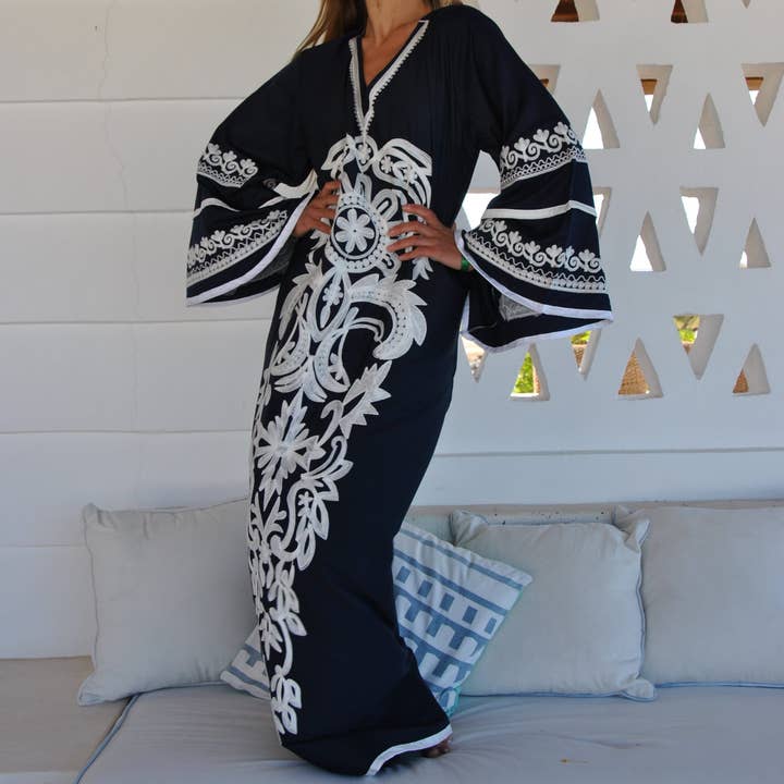 Superbe caftan brodé bleu marine, caftan à manches larges et autres tendances Résultats pour turque vêtement femme en vente B2B. Retours gratuits et paiement à 60 jours sur Faire sur Faire.