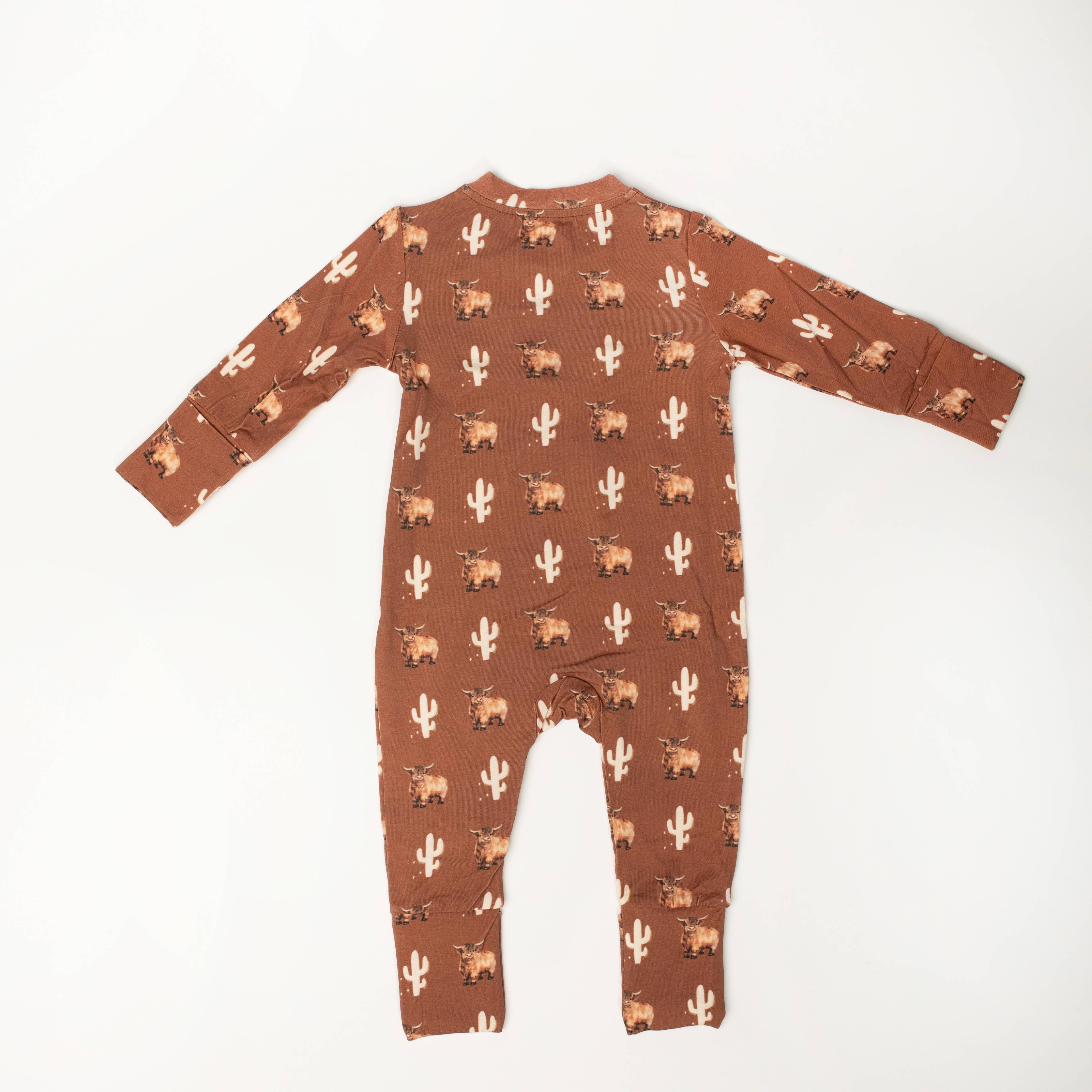 Charlie James Artisan Boutique – Fato de dormir – Bebé por atacado – Babygrow de Bambu Orgânico com Estampa de Vaca Highland e Cacto3
