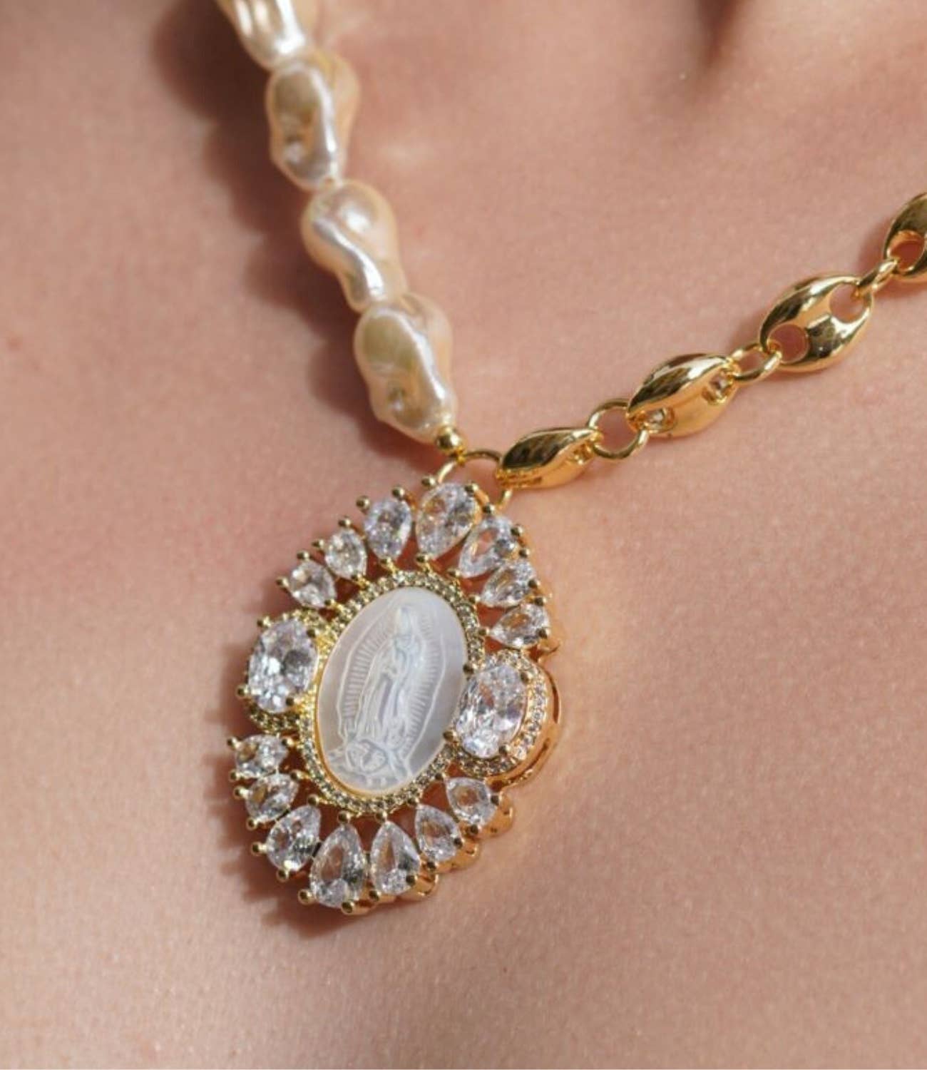 PHOEBE´S - Venta al por mayor Collares con colgantes/abalorios - Baroque Pearl Necklace and Gold Chain with Religious Medal