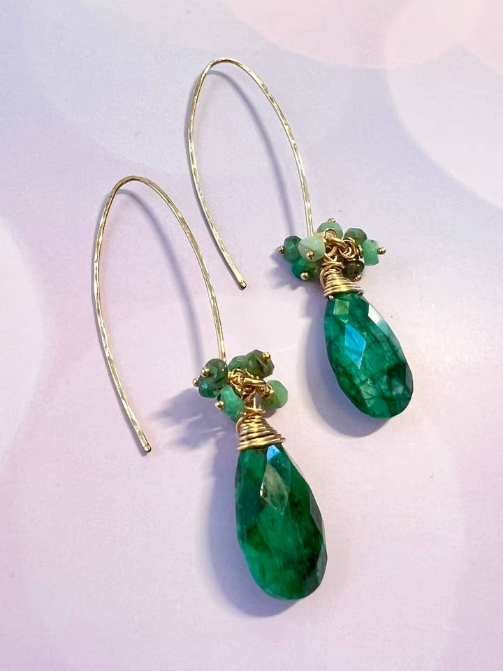 Smaragdgroene briolette- en clusteroorbellen in 14-karaats goud gevuld! voor wholesale door Diana Wingert Jewelry