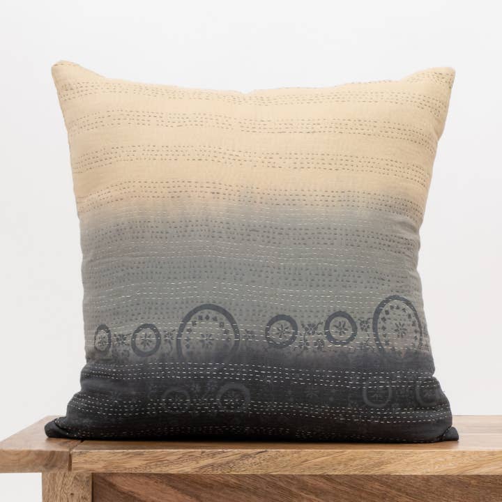 Almofada kantha vintage em algodão ombré cinzento com pedra amarela por atacado de Maison Mieko