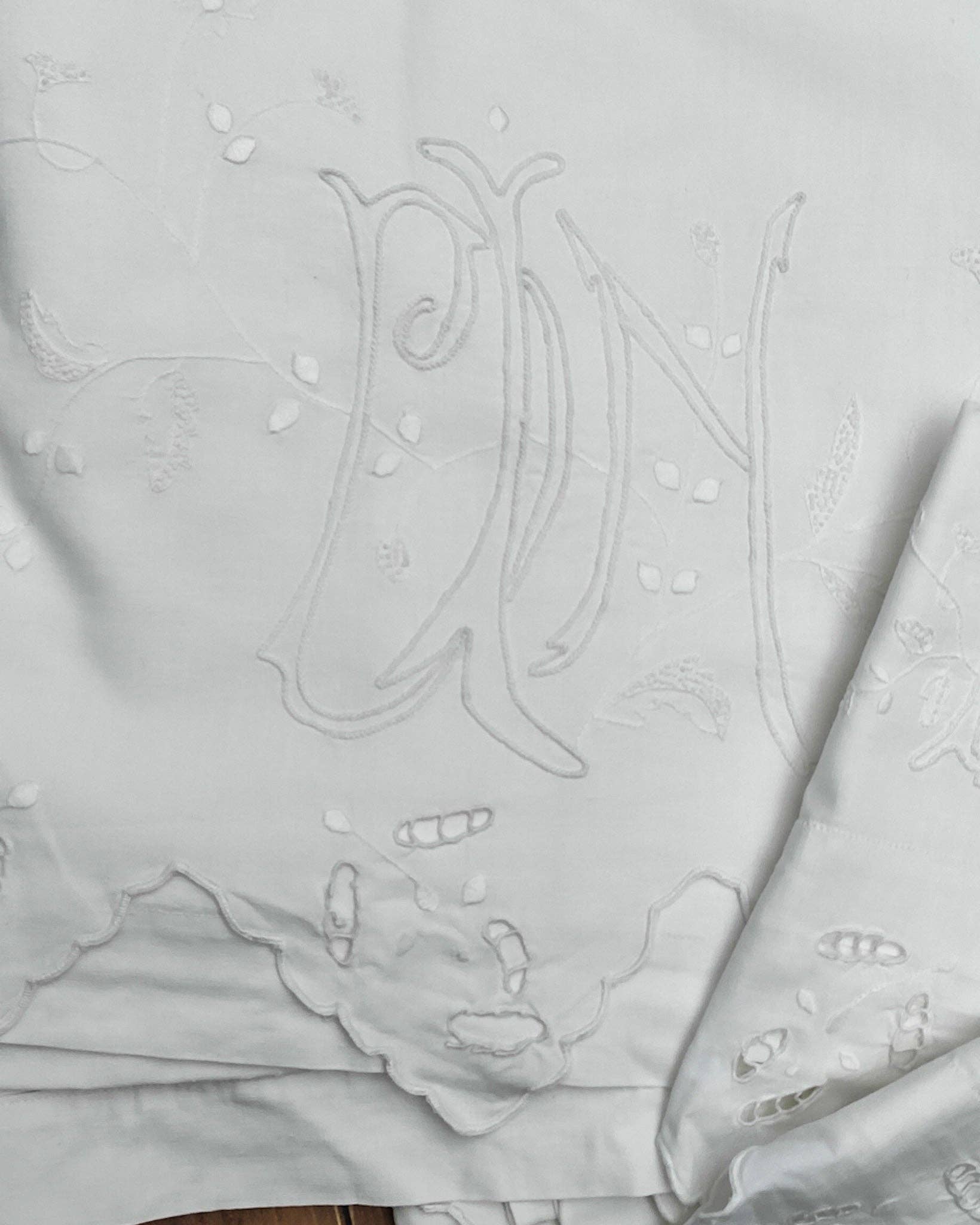 Heyfoo - Venta al por mayor Conjunto de ropa de cama - Sábanas dobles de lino blanco con bordado DN y fundas de almohada4