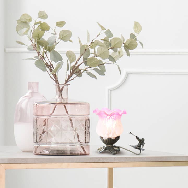 Rose/Blanc Lampe d'appoint chérubin en verre givré peint à la main de 6 « h en vente sur Faire