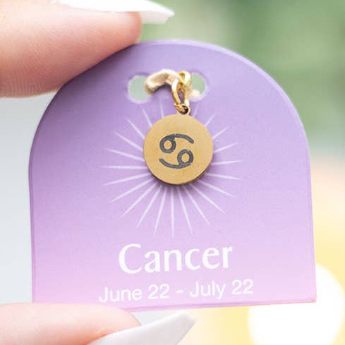 Ciondolo con segno zodiacale color oro Cancro per la vendita all'ingrosso da parte di Something Different Wholesale