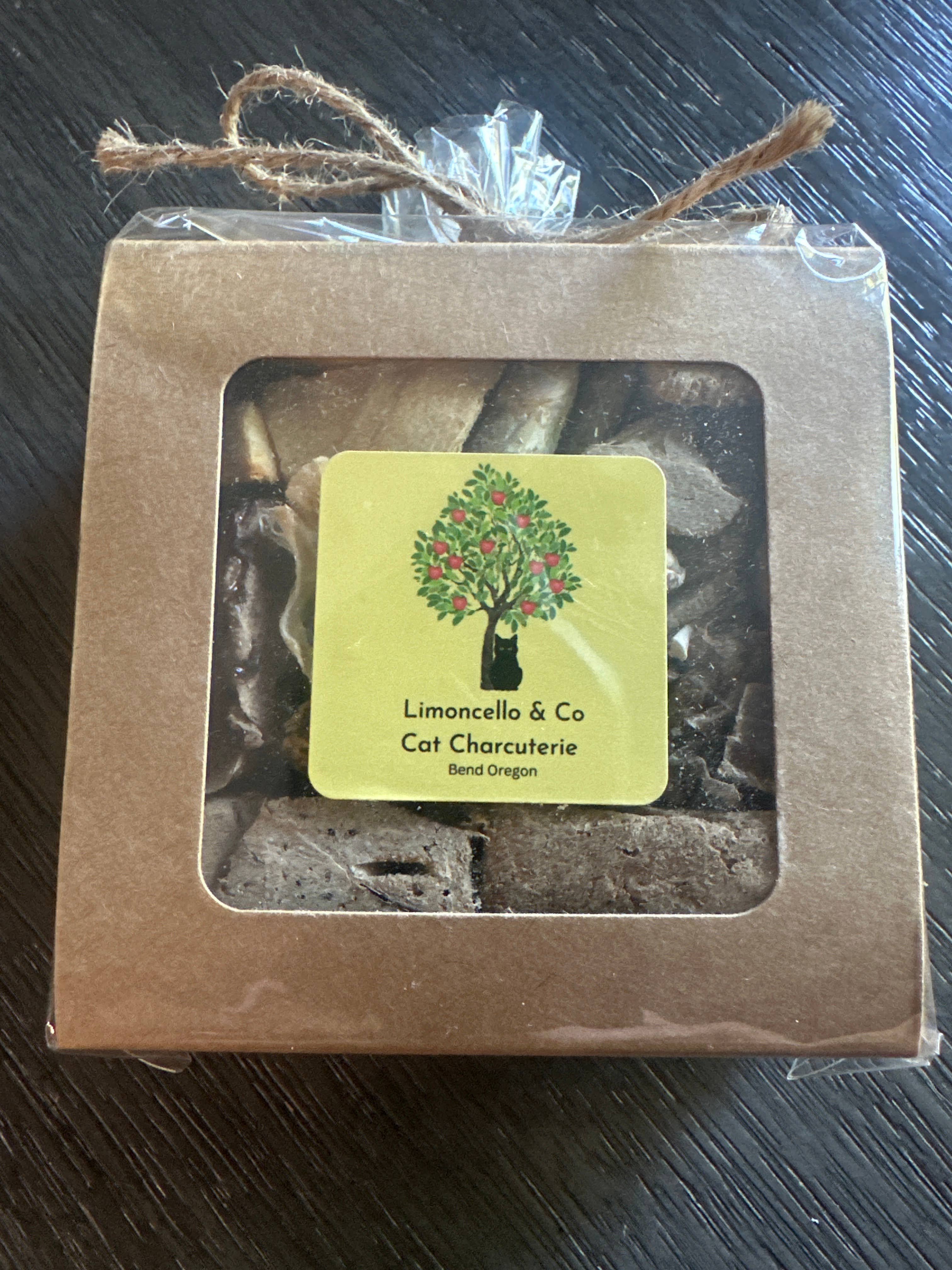 Limoncello and Co Dog Charcuterie - Wholesale Pet Treats - Cat - Cat Charcuterie Box Minis1