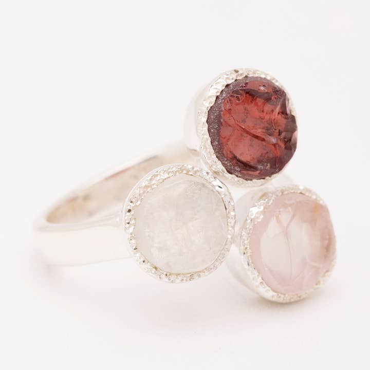 Bague en pierre brute en grenat, quartz rose et pierre de lune - Tri pour la vente par Koko