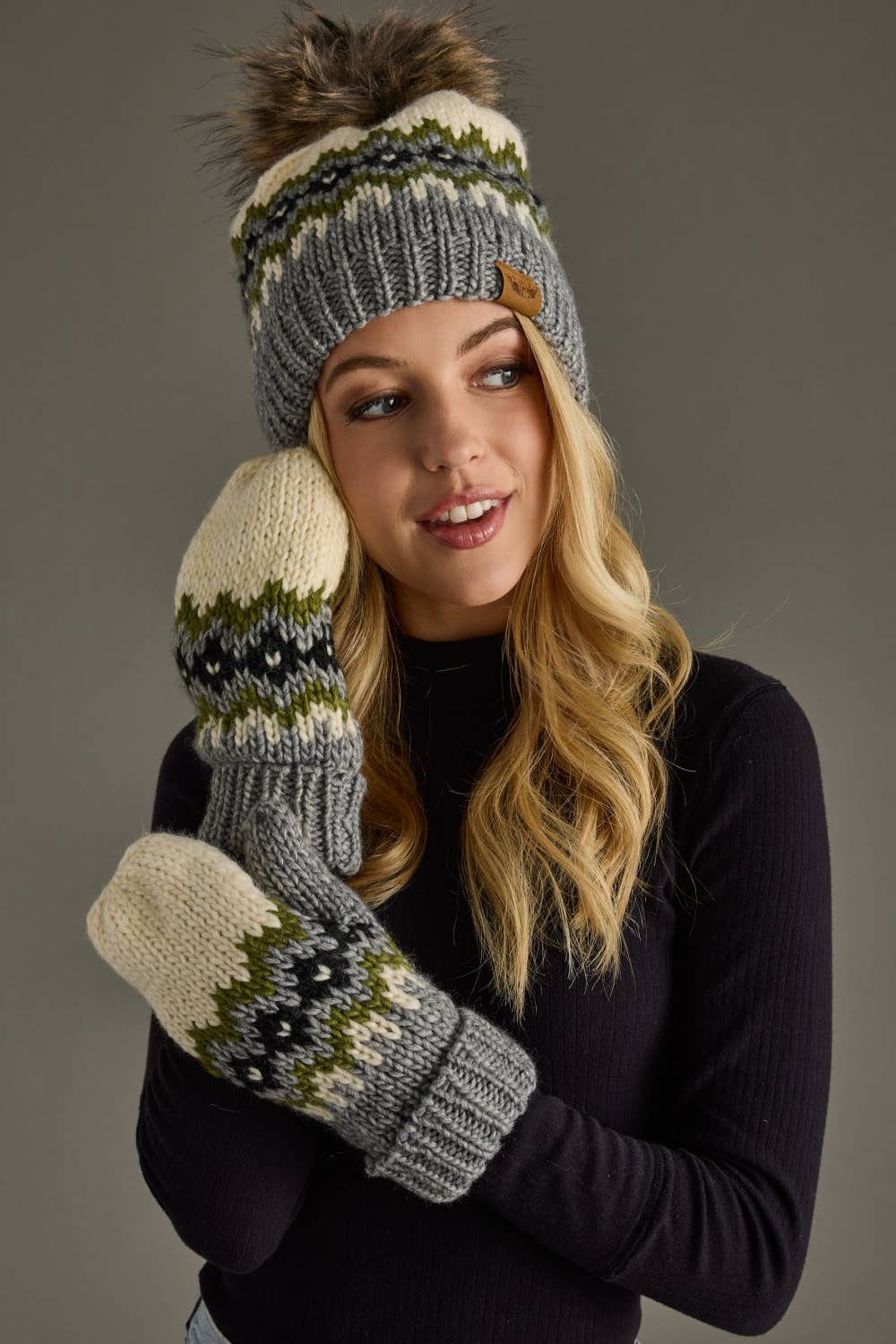 Panache Apparel Co. – Engroshandel Beanie - Dame – Creme, grøn, sort & grå mønstret pom-pom hue4