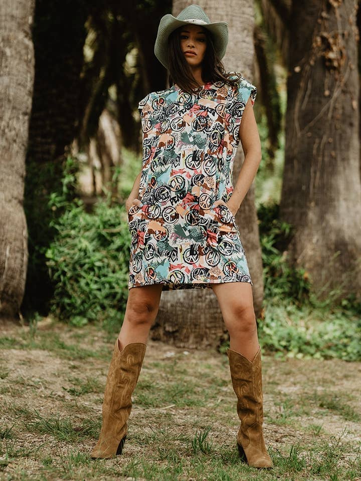 Jurk met peace-print en schoudervullingen voor wholesale door BE HAPPINESS