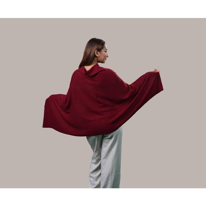 Poncho en cachemire uni rouge pour femme pour la vente par Yes Helping Hand