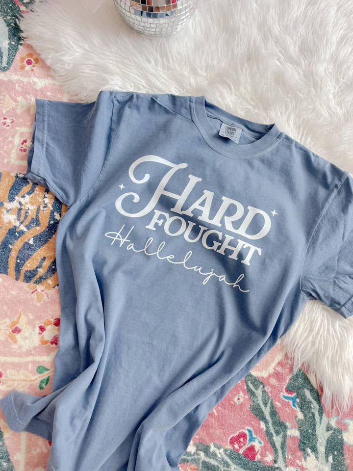 Front Porch Boutique - Wholesale T-shirt met print - Dames - Hard Fought Hallelujah T-shirt met Korte Mouwen