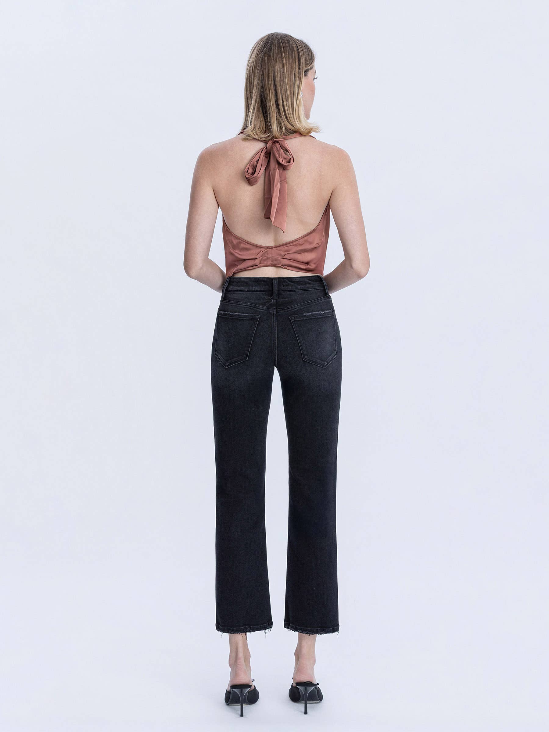 LUCENTEZZA VERDEGGIANTE JEANS DRITTI ALLA CAVIGLIA NERI A VITA MEDIA F6266BK in vendita all'ingrosso su Faire5