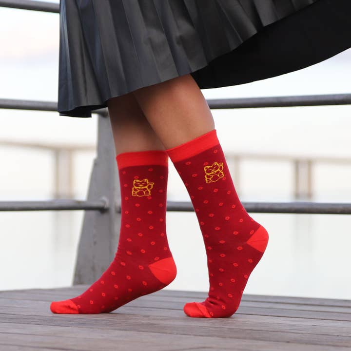 Maneki Neko, Bambu Sockor, Röd, Storlek M för wholesale av The Ugly Duck