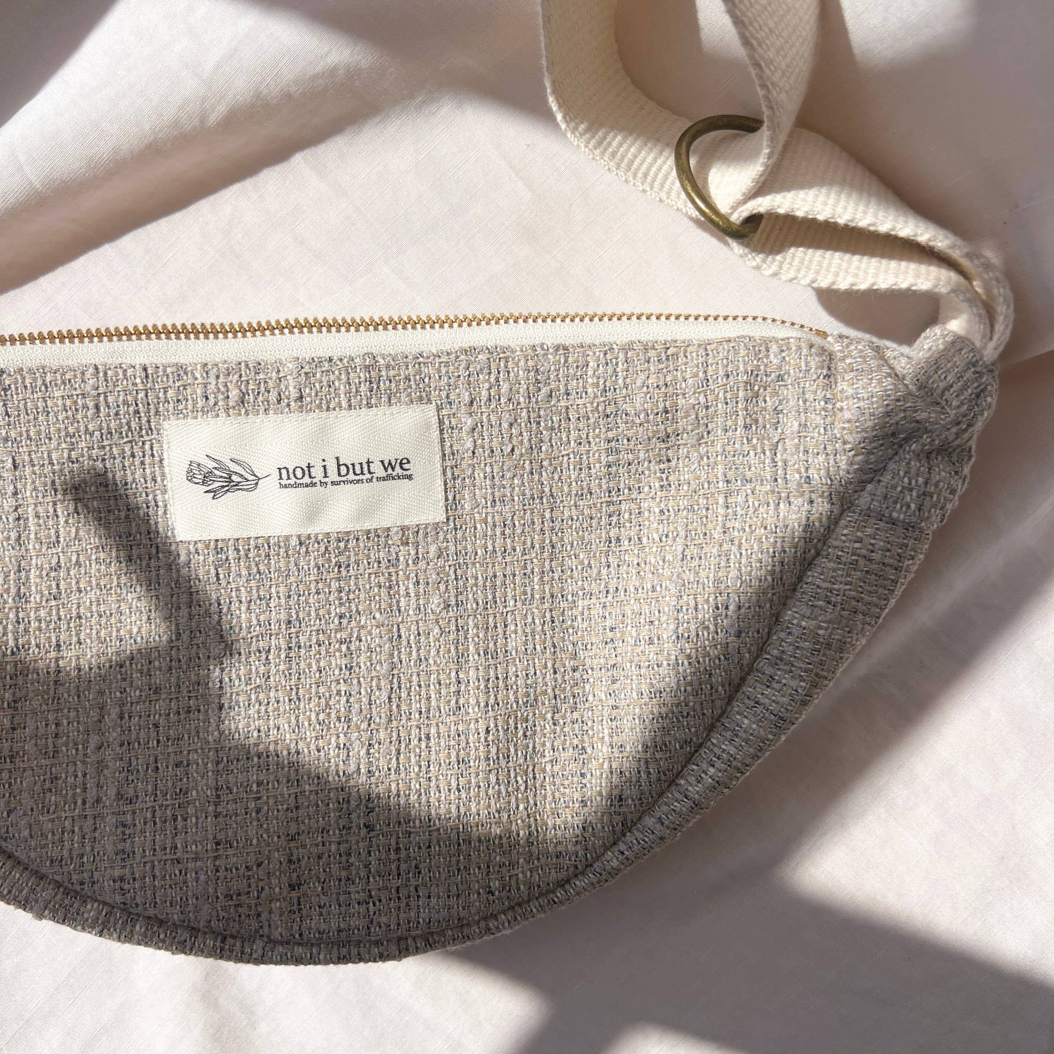 Not I But We - Vente Sac ceinture – unisexe - Sacs bandoulière recyclés | Fabriqués de manière éthique par des survivants12
