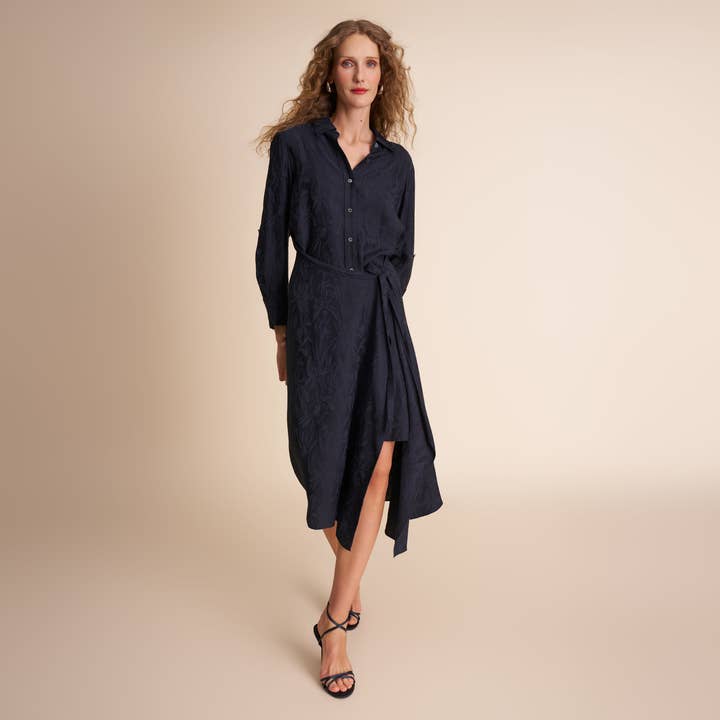 Robe portefeuille Taka - twill jacquard floral :: bleu marine foncé pour la vente par M.M.LaFleur