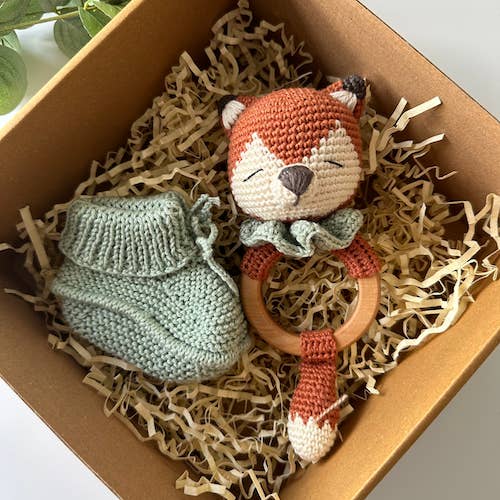 Baby Ræv Rangle og Håndlavet Støvlesæt Gaveæske for engroshandel hos THE CROCHET DOLLS LIMITED