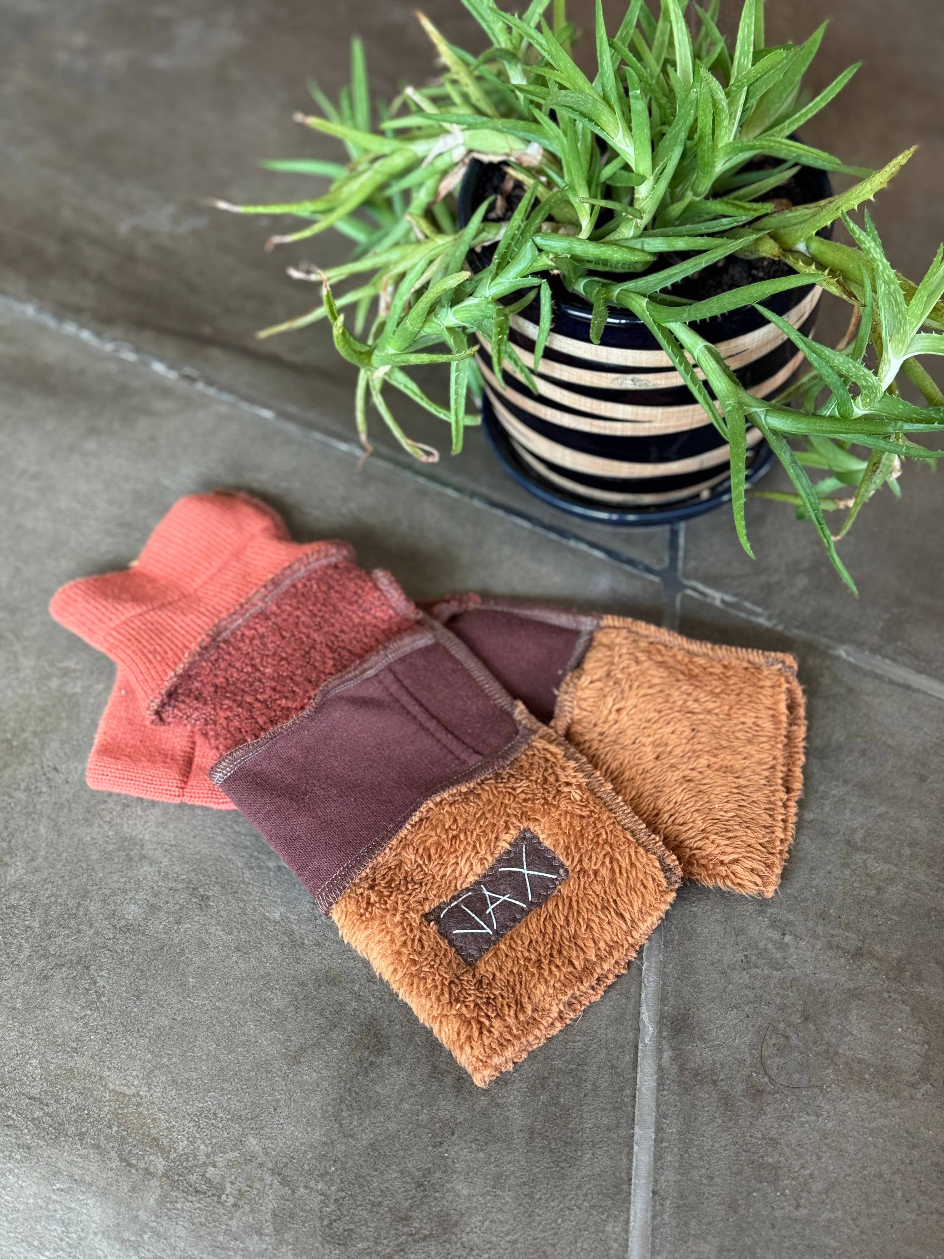 Jax Upcycled - Wholesale Gloves - Unisex - Upcycled Unisex Fingerless Gloves Fall leaves4