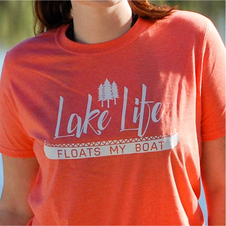 Camiseta Lake Life Floats My Boat | Estância de Pesca Wanderlust por atacado de Suzy Swede