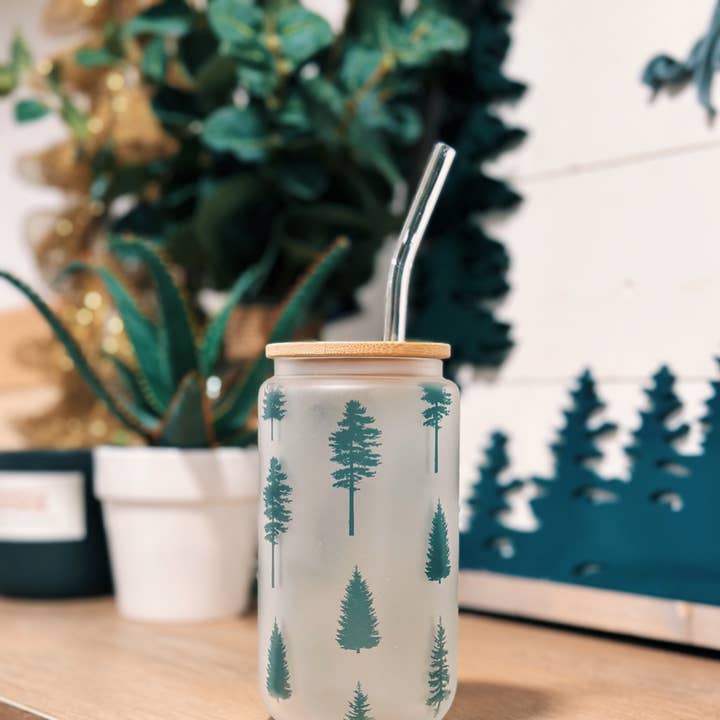 Verres en forme de conifères en verre givré avec couvercle et paille en verre pour la vente par Reclaimed Maine Co.