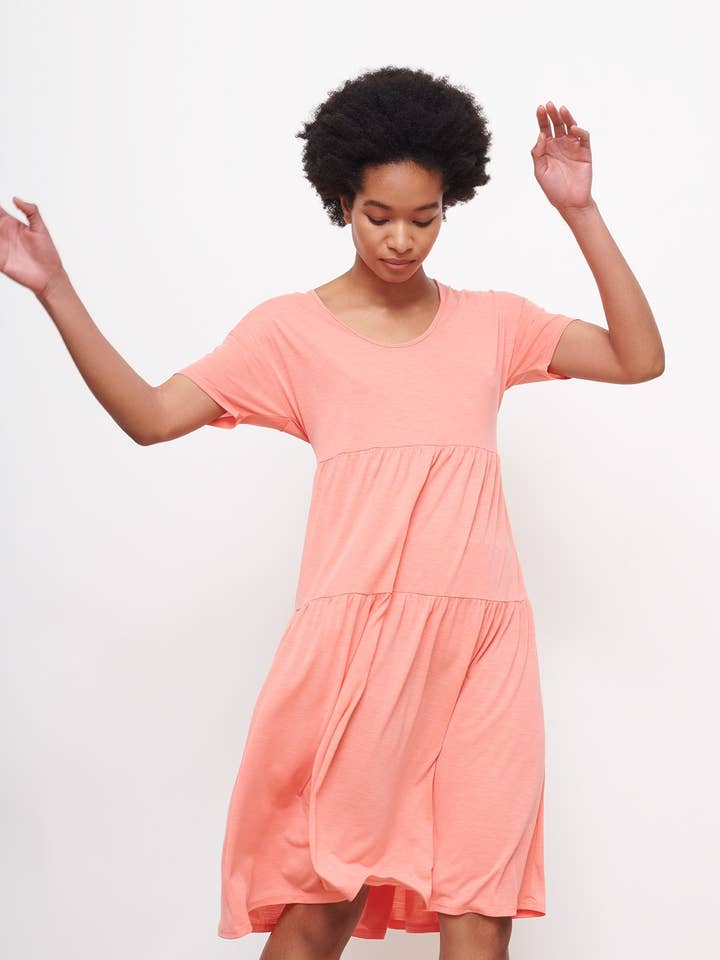 Robe à volants en corail pour la vente par Cucumber Clothing