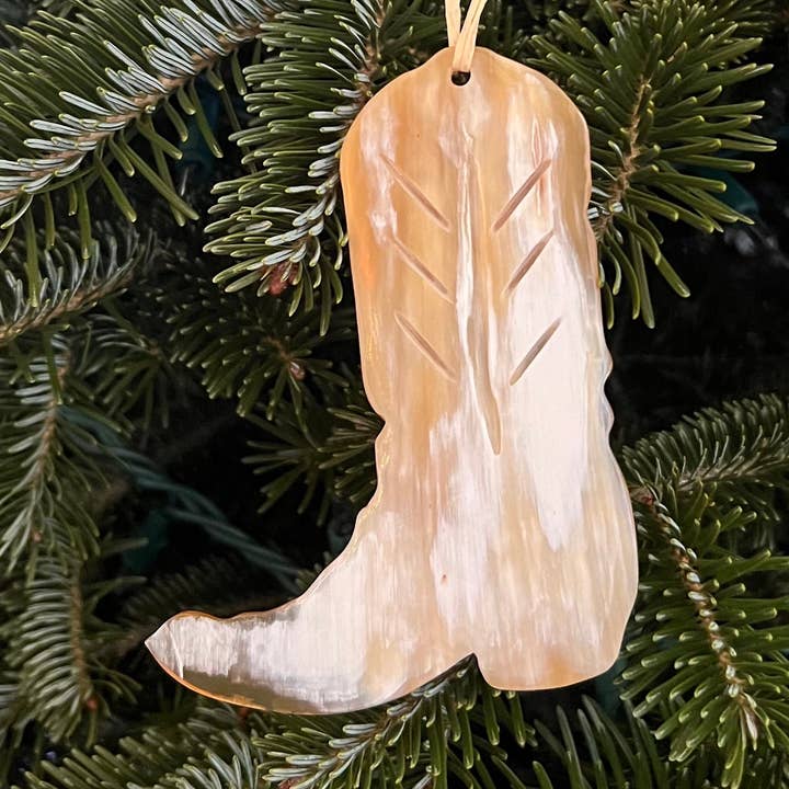 Décoration en forme de botte de cowgirl en corne pour la vente par MAADILI COLLECTIVE