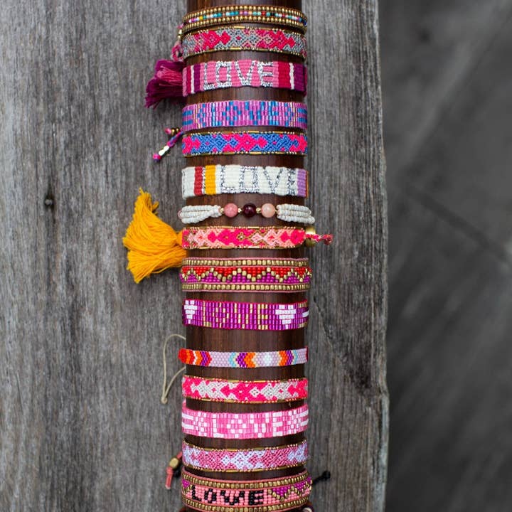 Kit de bracelets colorés - rose pour la vente par Love Is Project