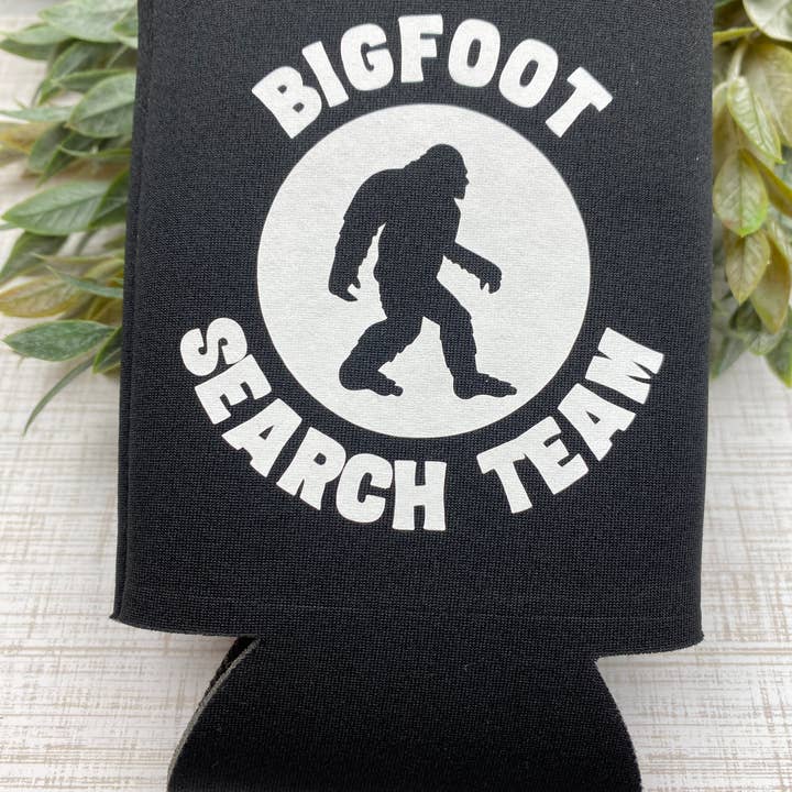 Coozy de la fête de recherche de Bigfoot ! pour la vente par Oak & Willow