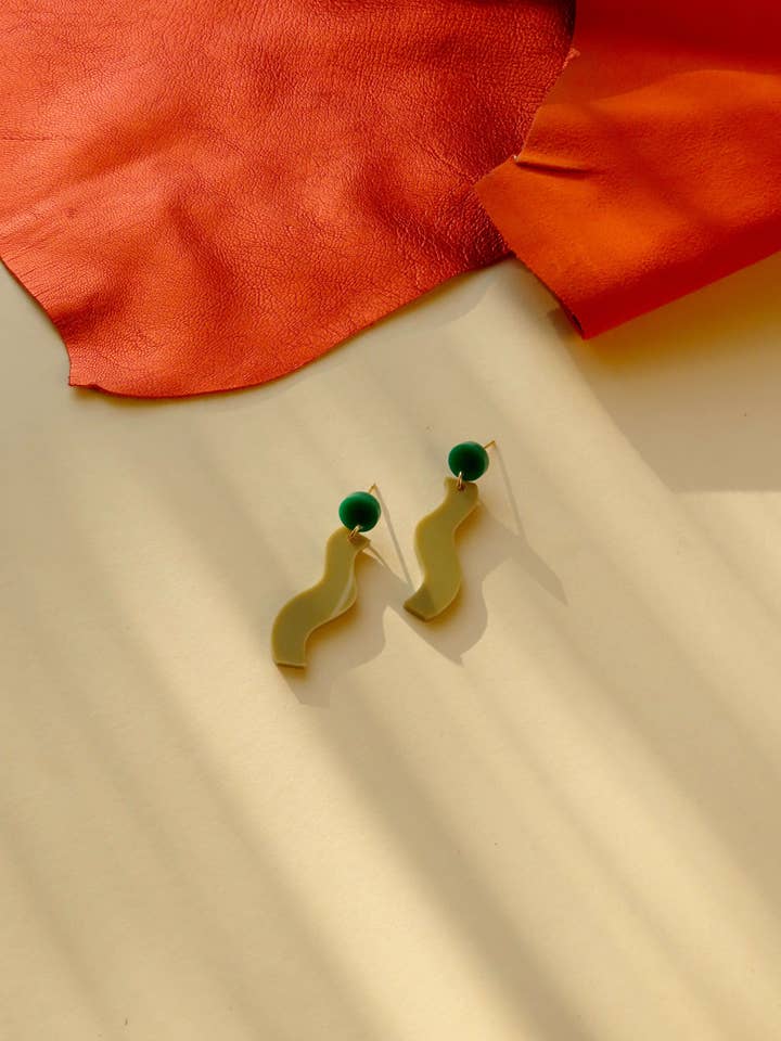 Brincos Wormly com tachas de aço inoxidável em bege verde por atacado de Niemalsmehrohne