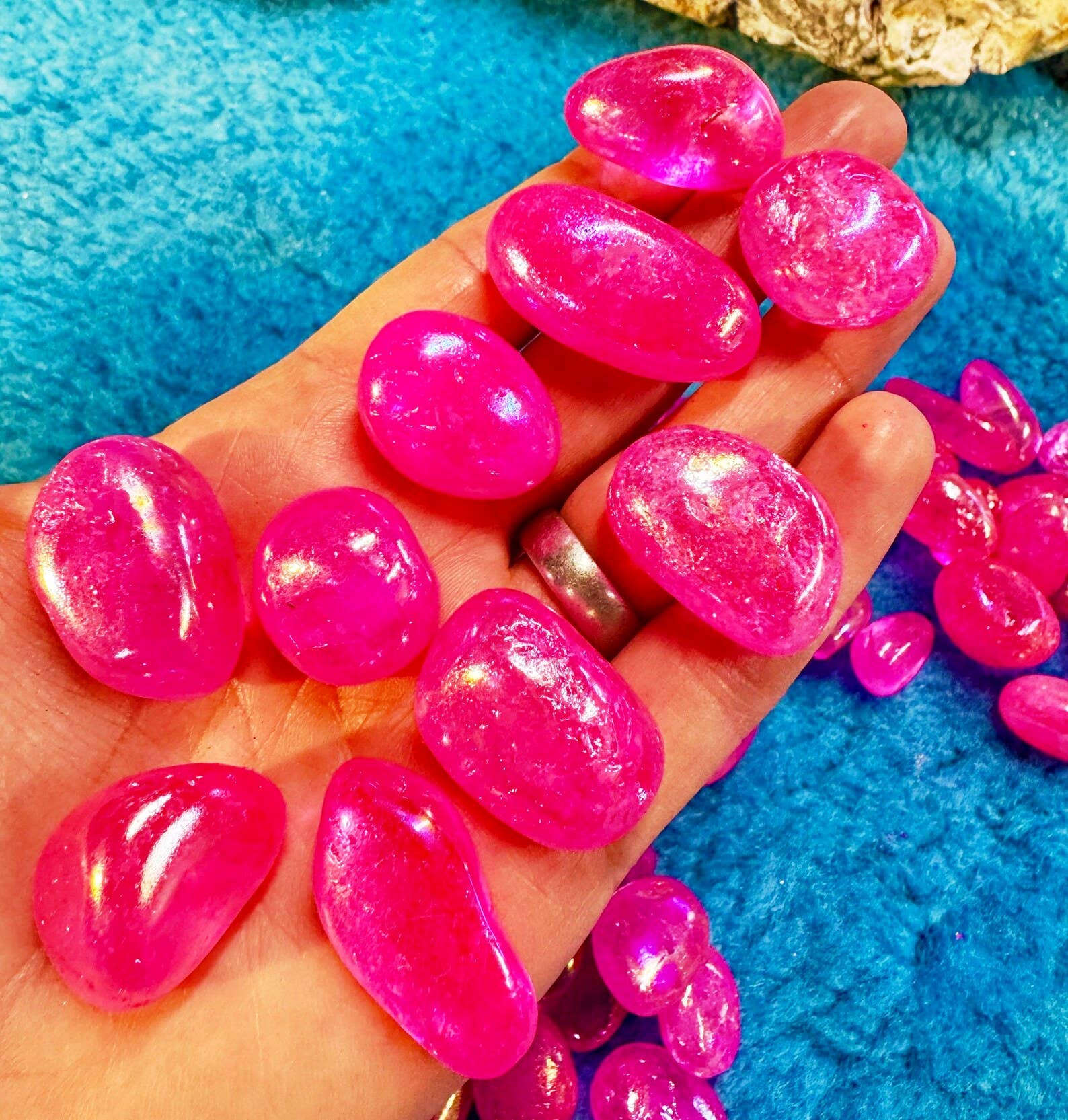 Elf Kendal Hippies – wholesale Spiritual stone/crystal – Pixie aura tumble 15-25mm pink gemstones pink tumbles by Elf1
