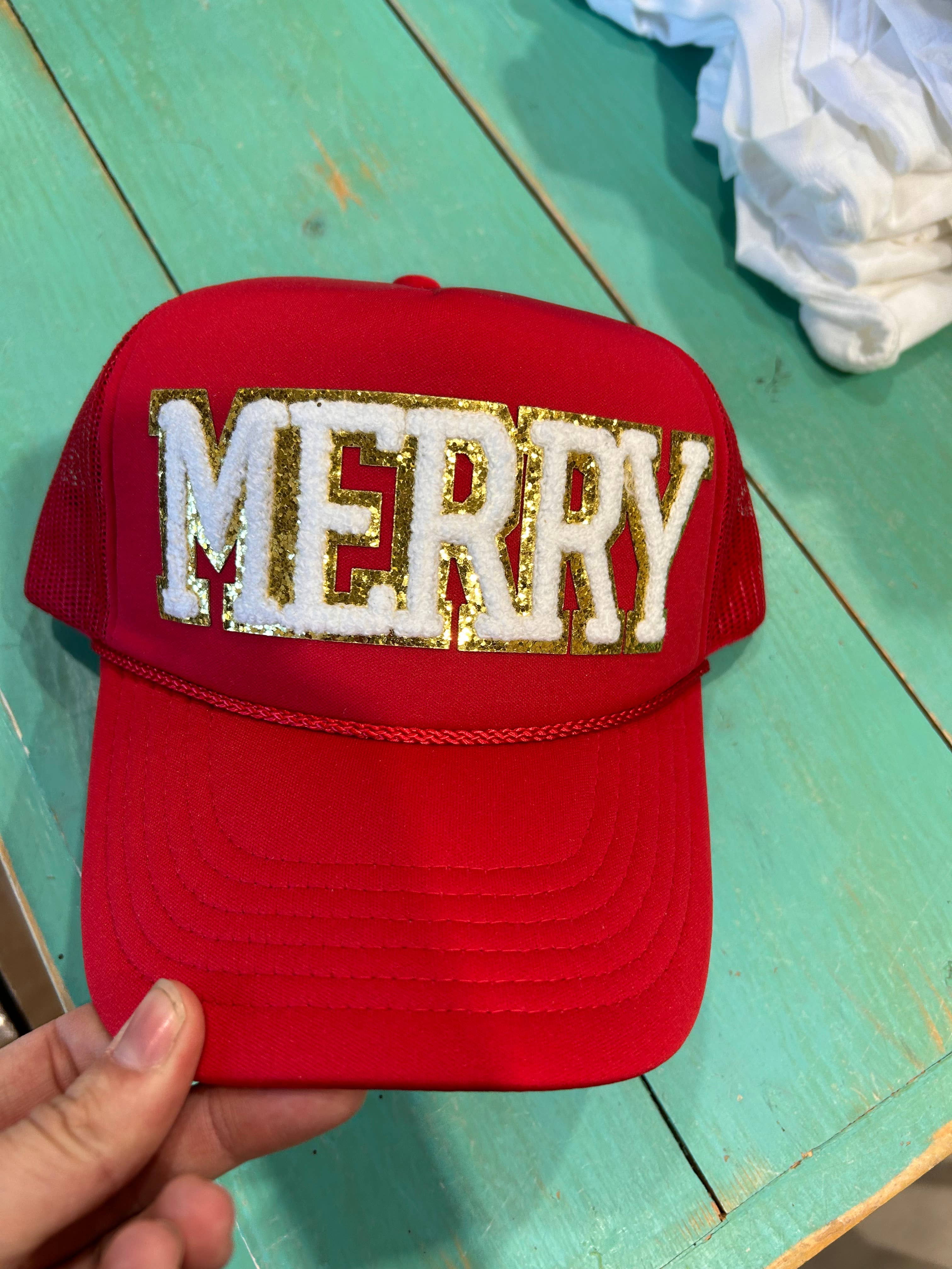 Vibes Hat Company – boné - Mulher por atacado – White Chenille Merry Trucker | Boné de Natal| Feriados | Papai Noel0