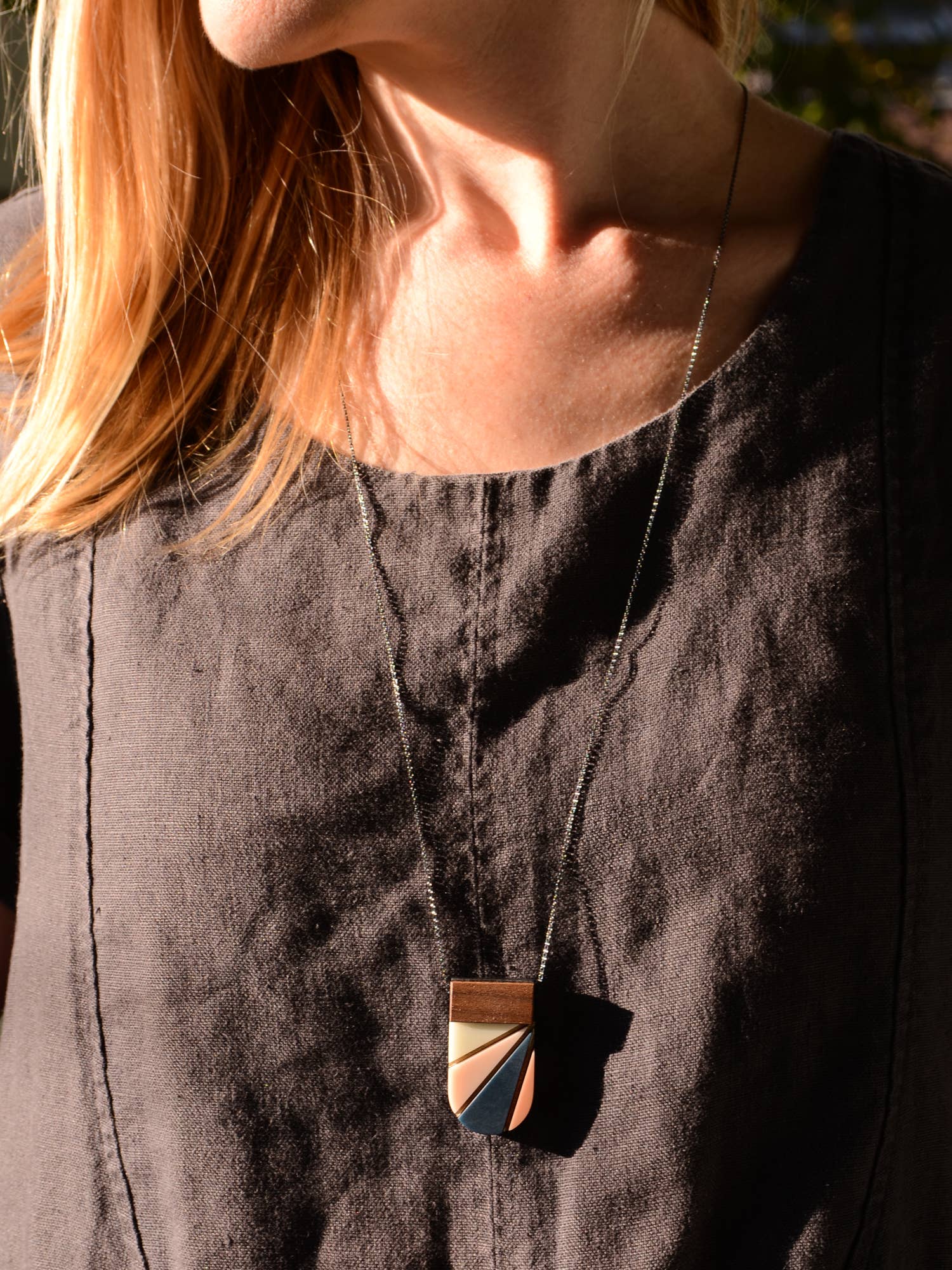 Bird of Virtue - Wholesale Halskettinghanger - Halsketting Solvej · Ovale halsketting met stralende kleurblokken10