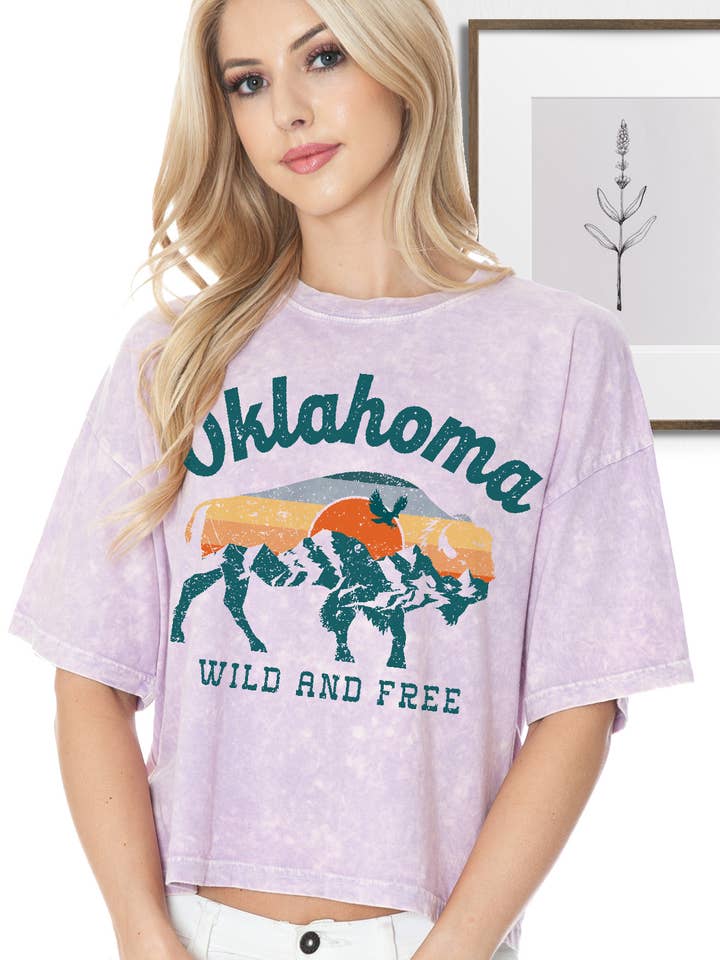 BT2490-CMT Top Curto com Estampa Gráfica e Lavagem Mineral para Mulheres por atacado de BouTeeQue Closet