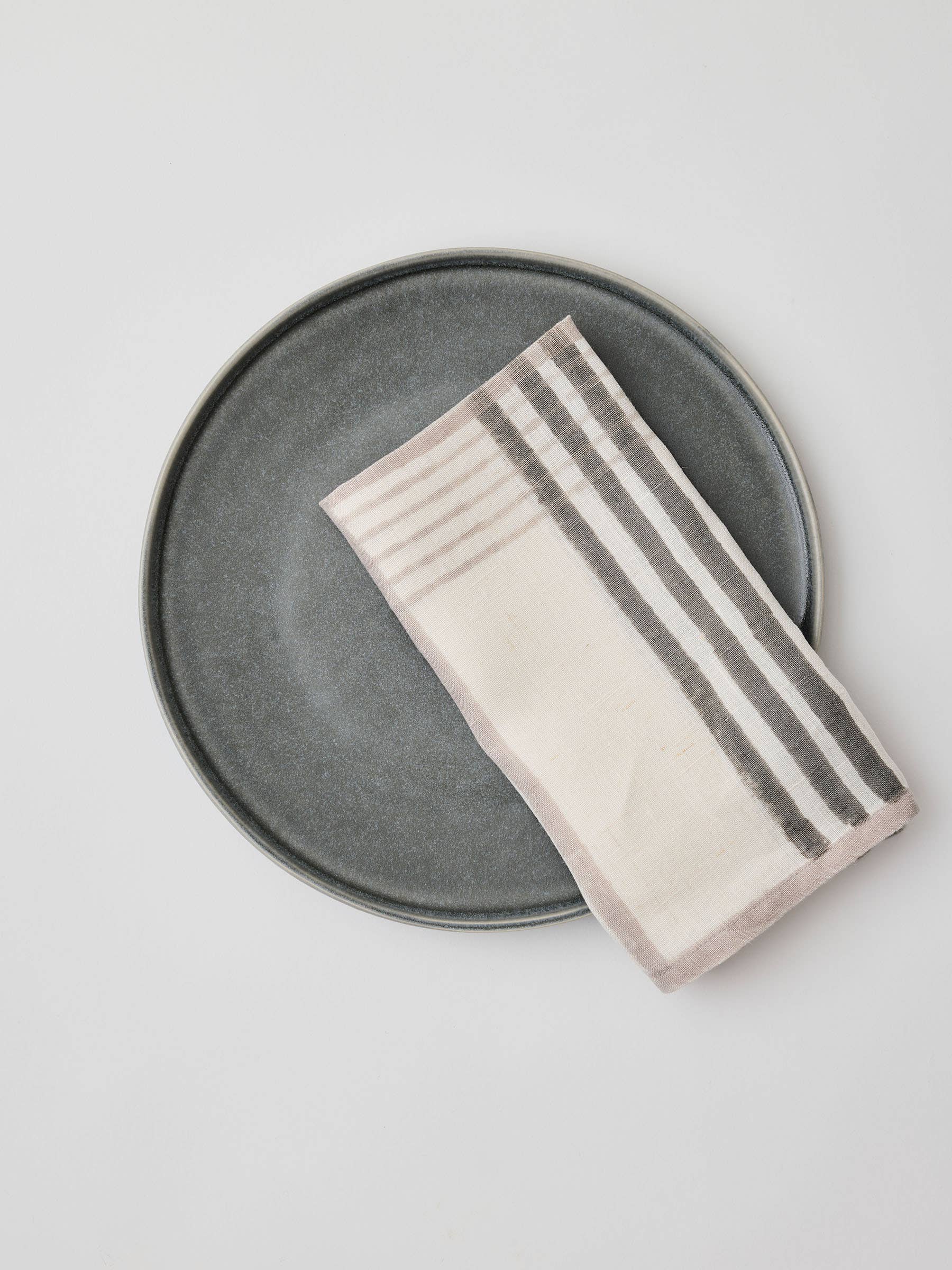 Tell Me More – Guardanapo e pano de jantar por atacado – Guardanapo Ella em linho com estampa xadrez cinza1