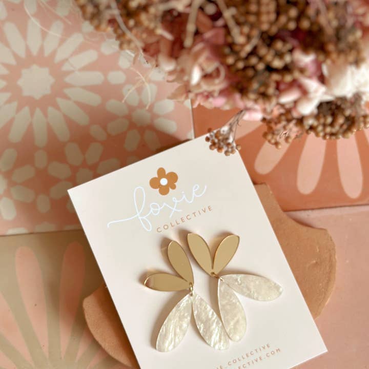 Foxie Collective – Brincos de argola por atacado – The Love Bug | Gold + Creme Glitter Swirl | WESALE2