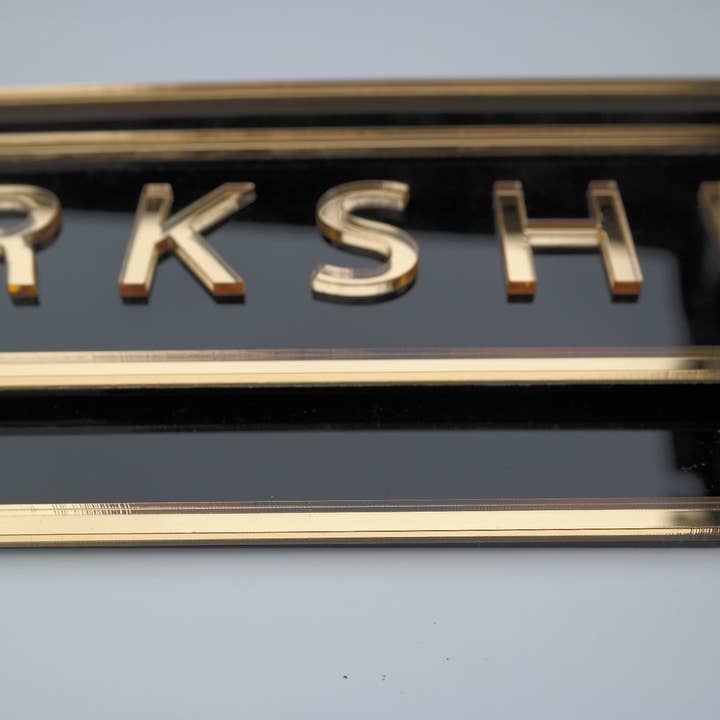 Suzanne Oddy Design Limited – Großhandel Schilder – Eisenbahnschild mit der Aufschrift „Any Word“ in Schwarz und Gold