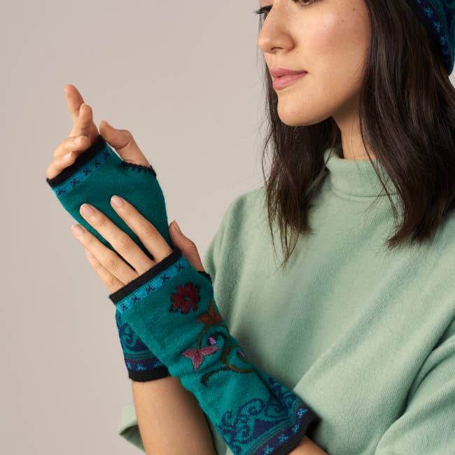 WUAMAN - Alpaca - Wholesale Gloves - Women's - Sofia Alpaca Wrist Warmers | Embroidery | Reversible | Fall