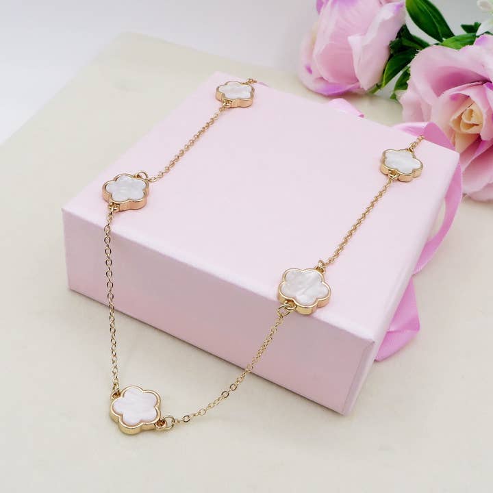 BIANCO base ORO LILY flores grandes ~ Collar de flores en nácar de venta al por mayor en Faire