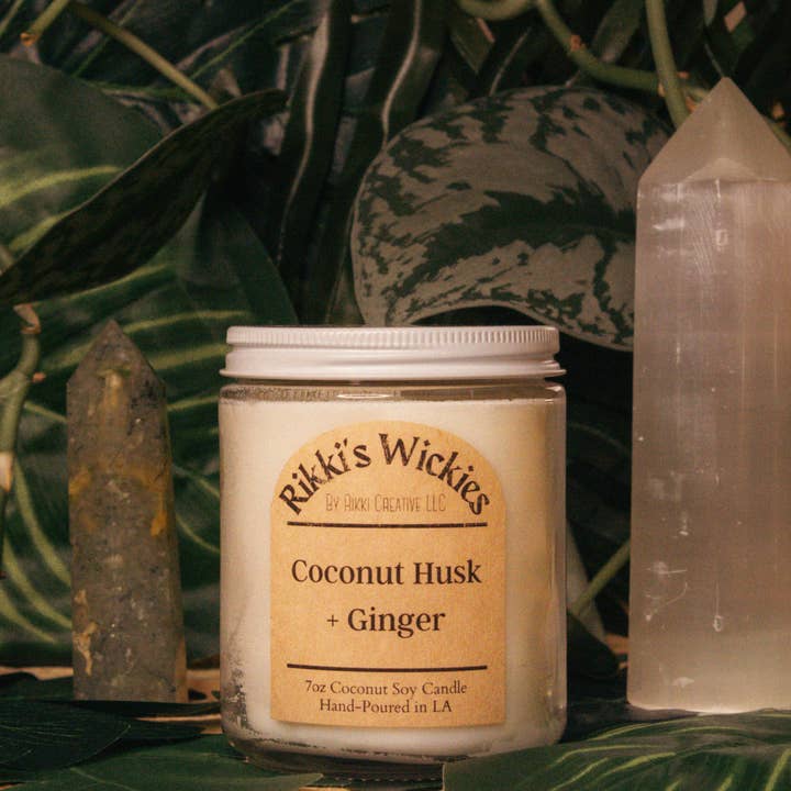 Bougie de 7 oz à la coque de noix de coco et au gingembre pour la vente par Rikki’s Wickies + Other Thingies