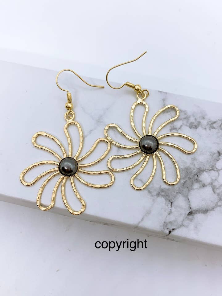 Tropische Tiare-Blumenohrringe: Hamilton-Goldohrring mit für den Großhandel von Anela's Jewelry