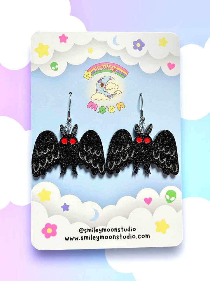 Boucles d'oreilles Mothman pour la vente par Smiley Moon Studio