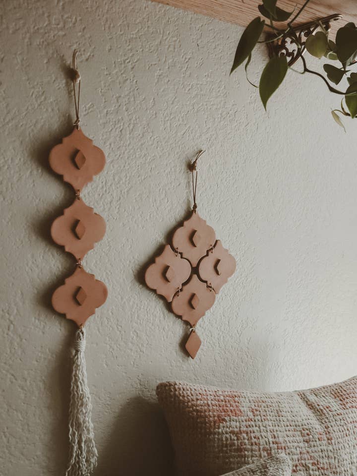 Decorazione da parete in terracotta con piastrelle a mosaico di ispirazione marocchina per la vendita all'ingrosso da parte di Rooted Reverie