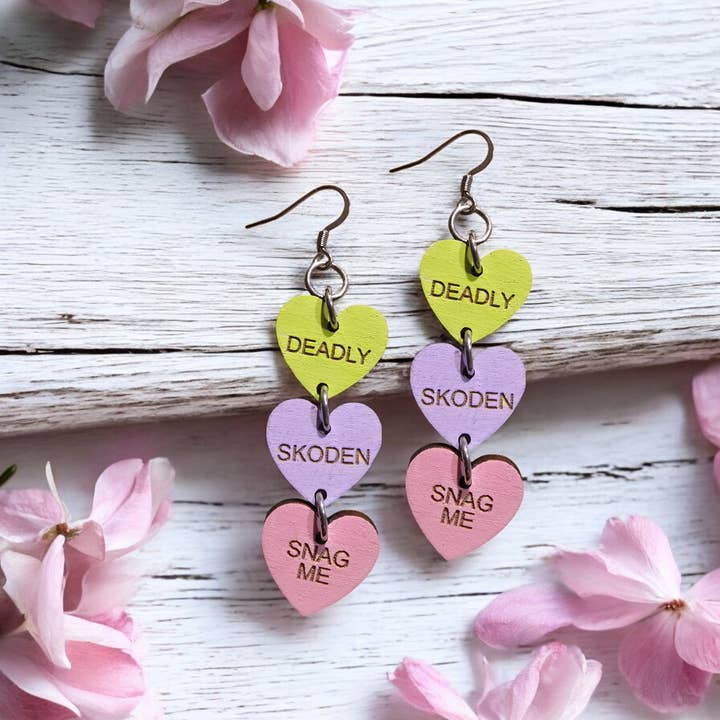 TANTE GESPRÄCHS-HERZEN | Hängeohrringe für den Großhandel von Sadie J. & Co.