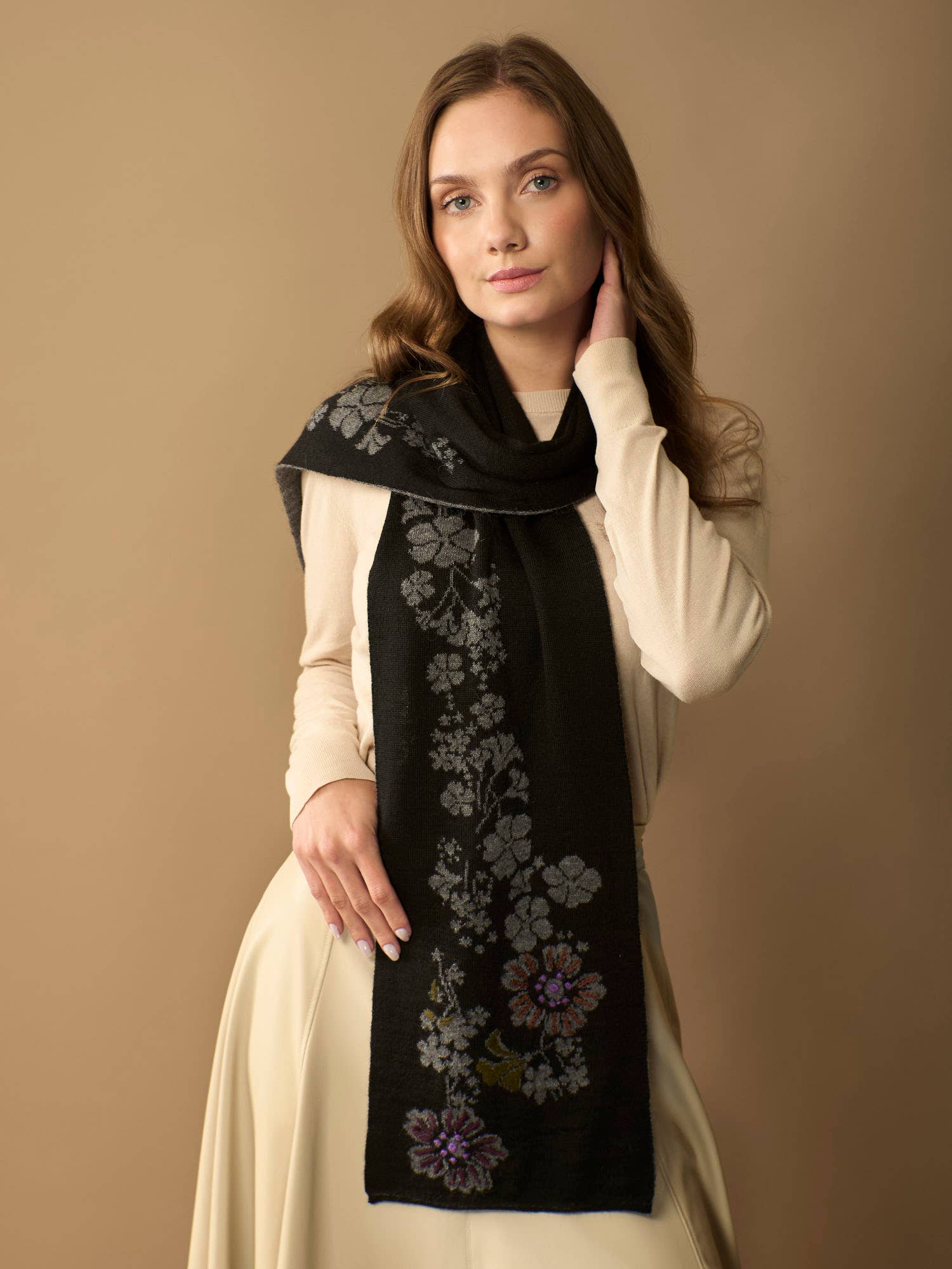 WUAMAN - Alpaca - Vente Écharpe – femme - Écharpe Julia en alpaga | Broderie à la main | Automne7