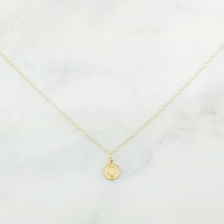 A Worthy Brand - Venta al por mayor Collares con colgantes/abalorios - Collar feminista — Collar con colgante de disco con símbolo femenino
