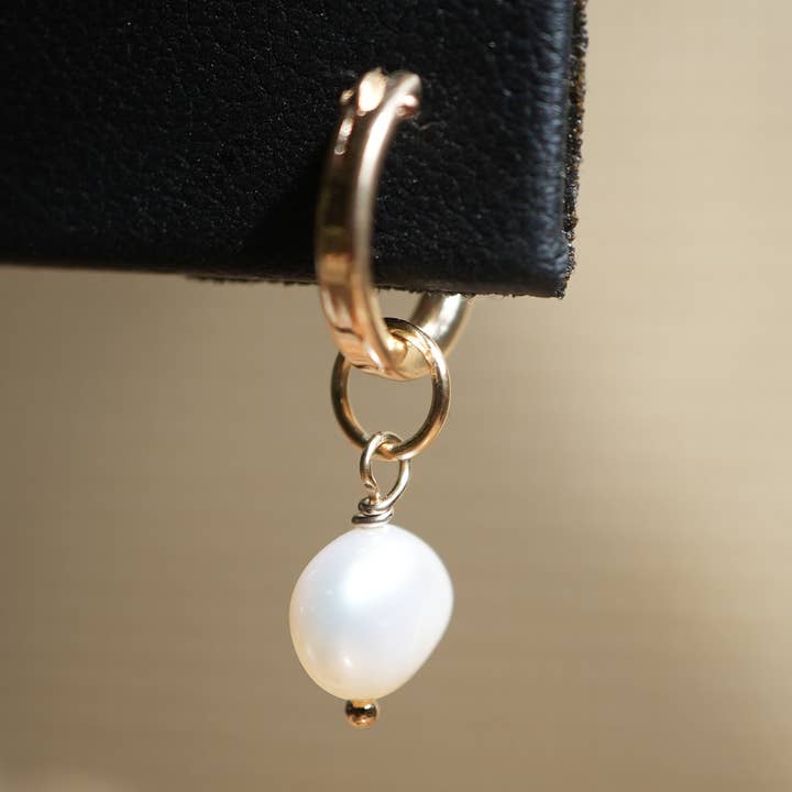 Orecchini in oro con perle d'acqua dolce Calypso | Orecchini a cerchio GF Hugger 14K per la vendita all'ingrosso da parte di Daddy Daughter Jewelry