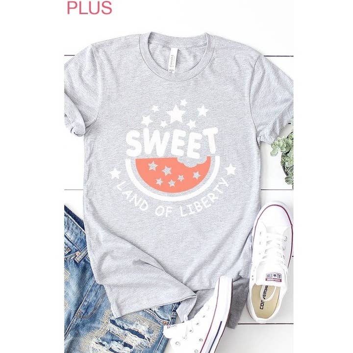 Kissed Apparel – T-shirt estampada - Mulher por atacado – T-shirt Patriotic Sweet Land of Liberty Melancia Tamanhos Plus0