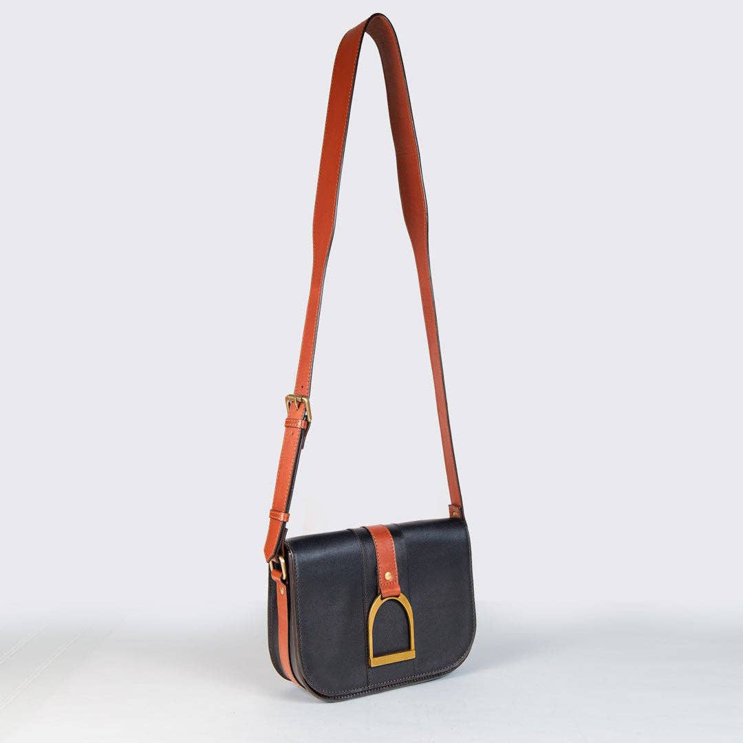 URBAN-EQUESTRIAN – Großhandel Umhängetasche - Damen – Signature Steigbügel - Reitsteigbügel Crossbody Luxuslederhandtasche in Cognac auf Schwarz8